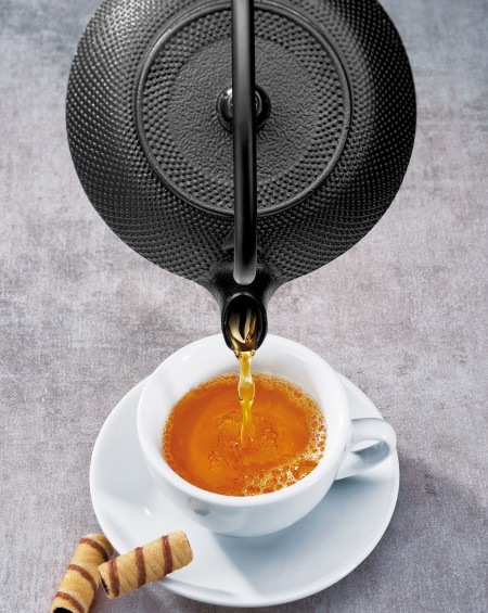 THEIERE EN FONTE AVEC PASSOIRE NOIRE 6 TASSES